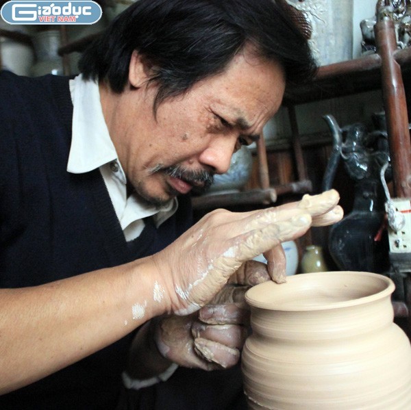Người cuối cùng còn gìn giữ được những phương pháp làm gốm cổ xưa ở làng gốm cổ Bát Tràng là ông Phạm Ngọc Huy.